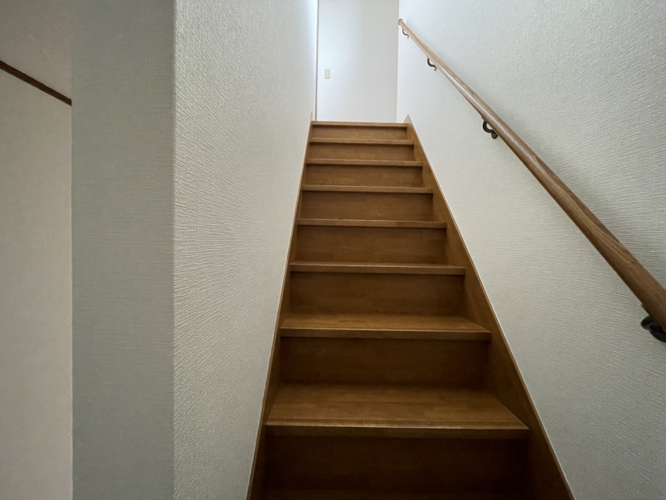 階段はしっかり手すり付き