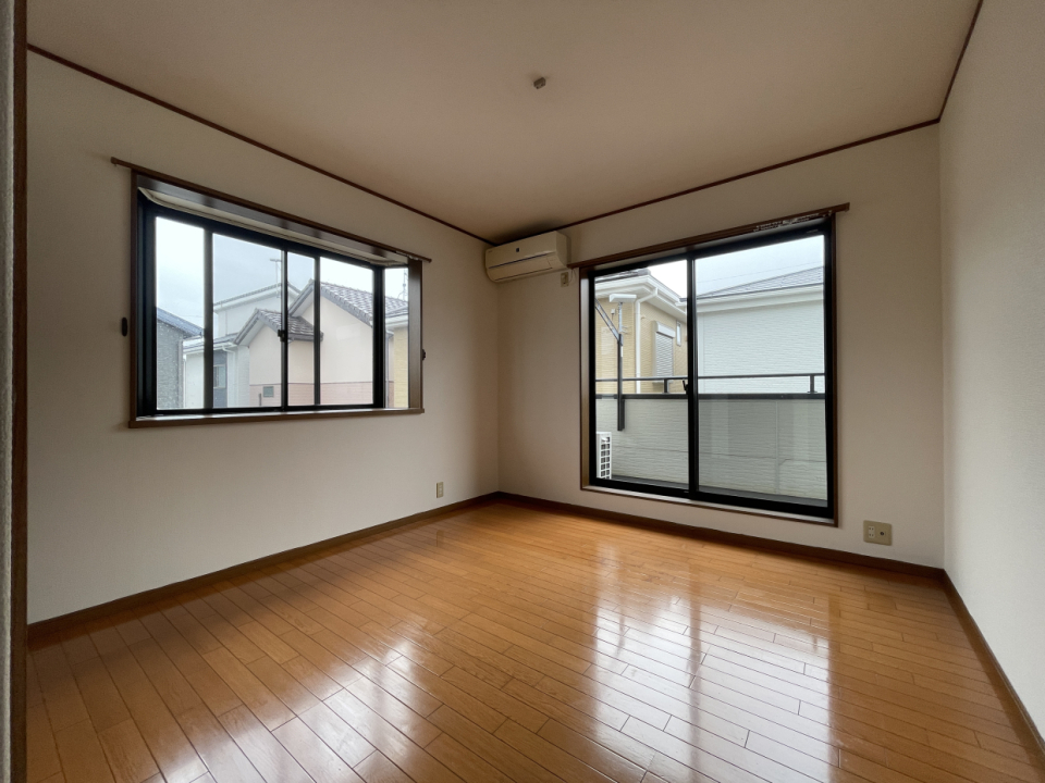 もう一部屋の7.2帖の洋室、どちらのお部屋からお番号バルコニーへ出られます