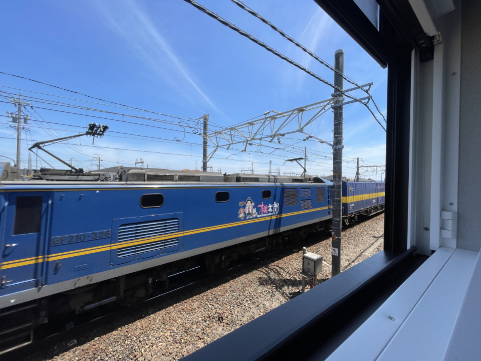 電車がすぐ後ろを通ります！電車好きにはたまらない
