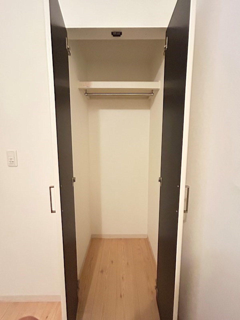 玄関近くに収納があります