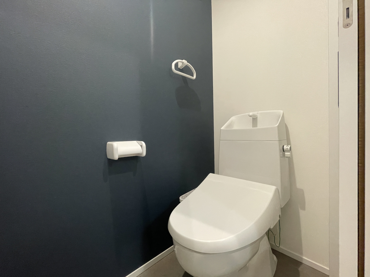 トイレにもアクセントクロス！オシャレ