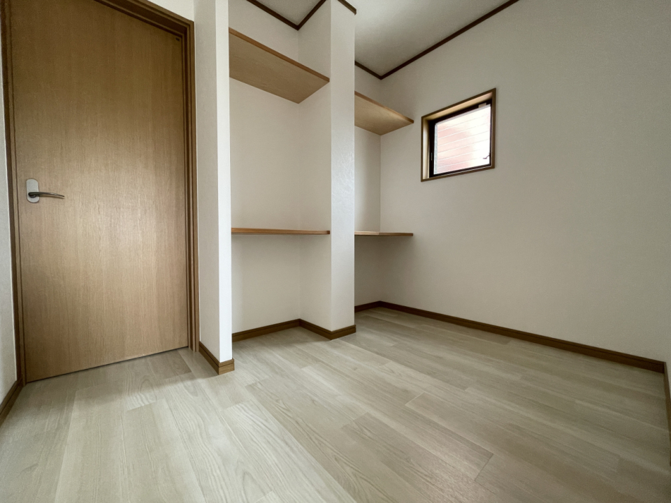 納戸はウォークスルースタイル。もう1部屋と思ってもらっていい大きさです。