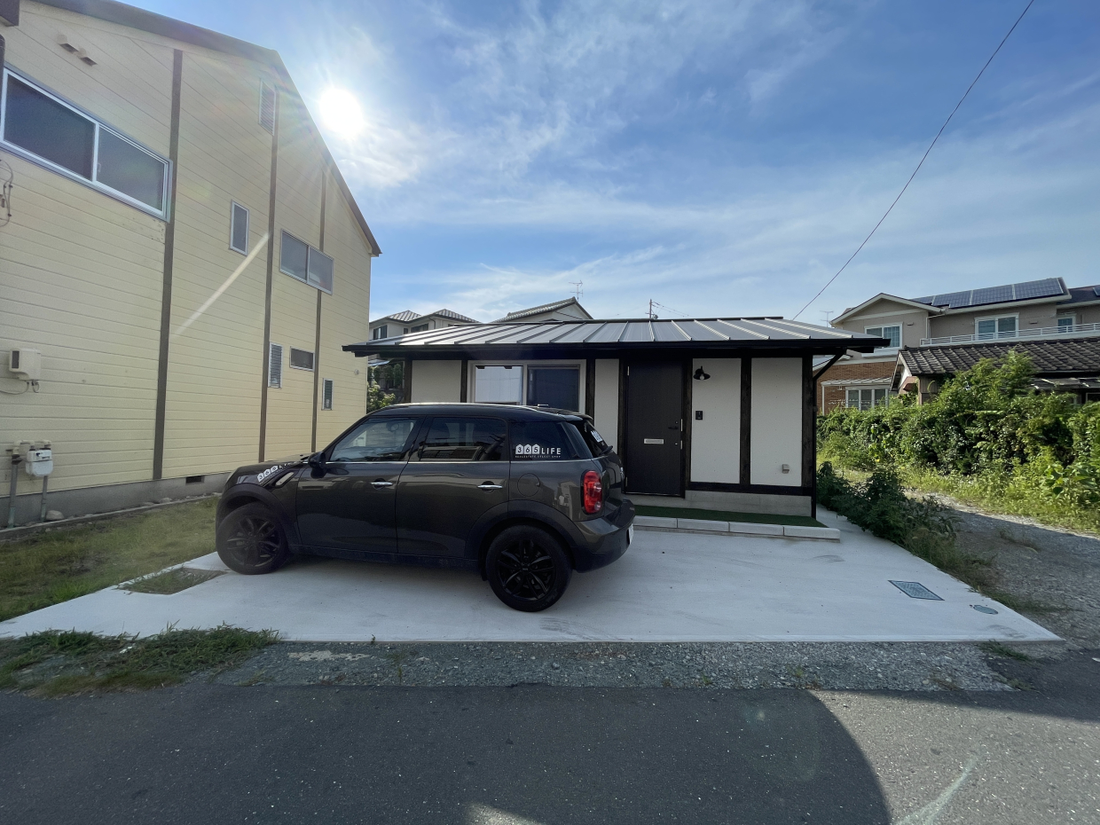 駐車場は建物前。はみ出さなければ2台でもOK！横は約7m &times; 奥行き最大3.5m。