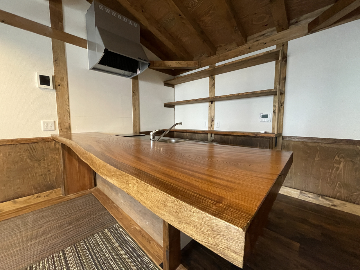 227㎝ &times; 50cm 一枚板のカウンター。今宵は、肴と日本酒で。