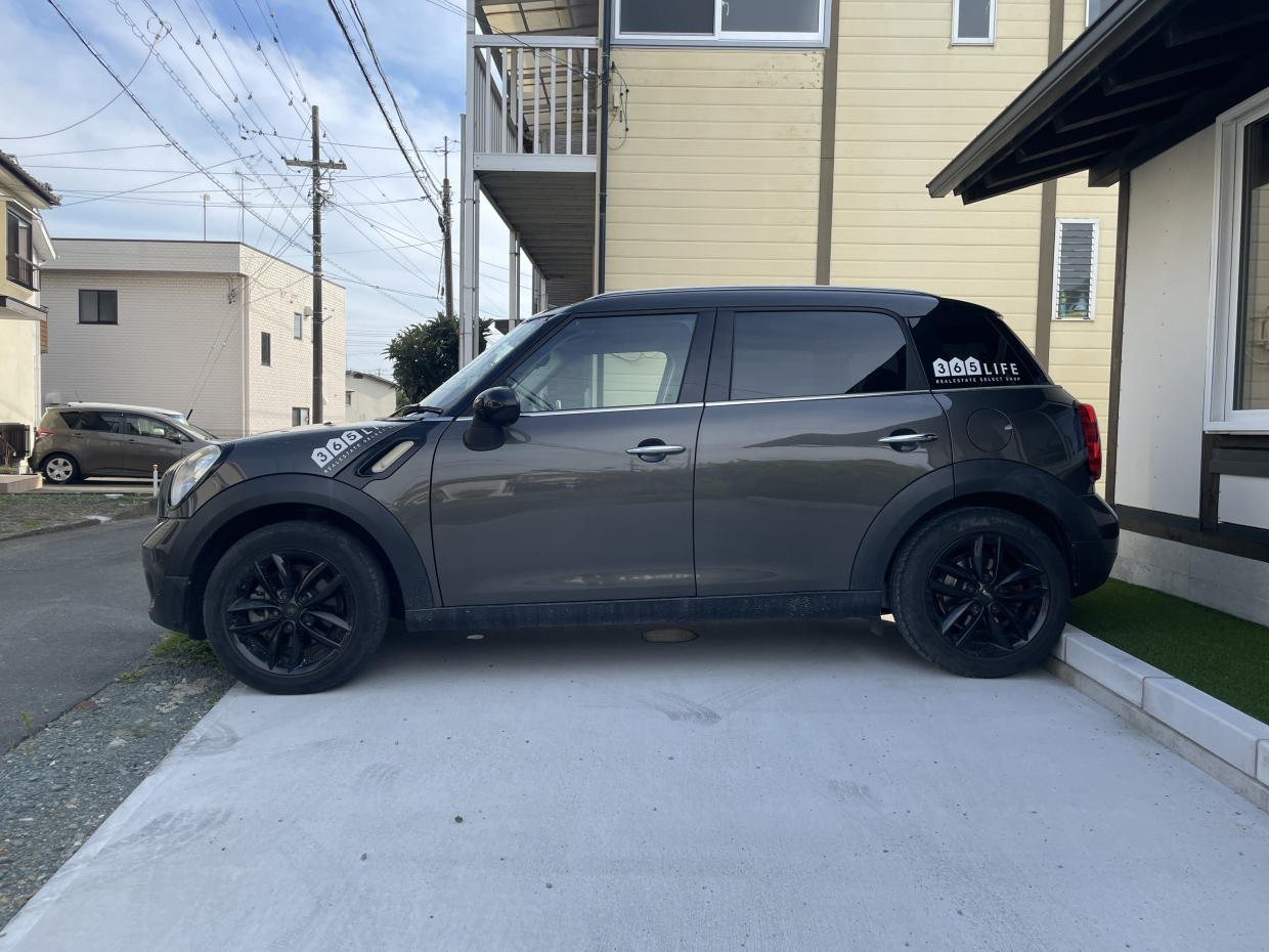 MINIでは、はみ出しました。車種限られますね。2台希望の方は車種と現地でスペースを確認！