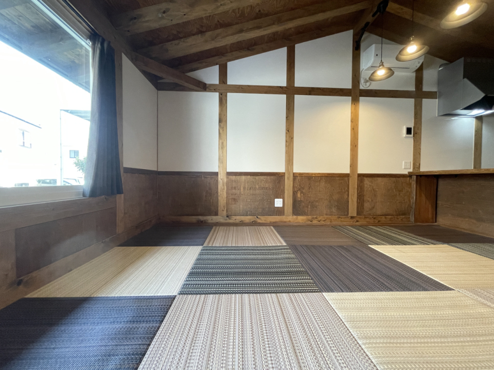 南向きの腰高窓から陽光が差し込みます。