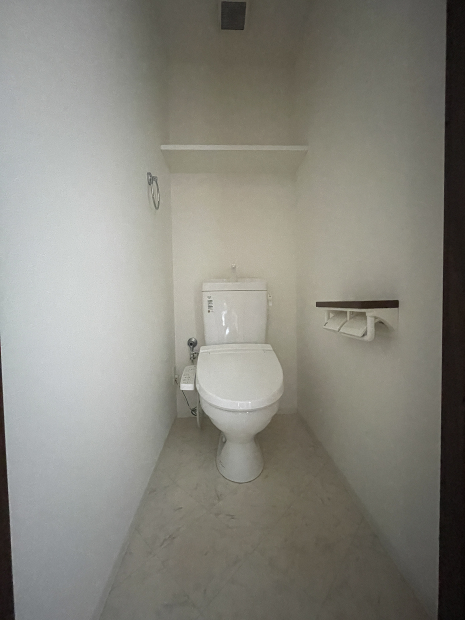 トイレには棚付き。