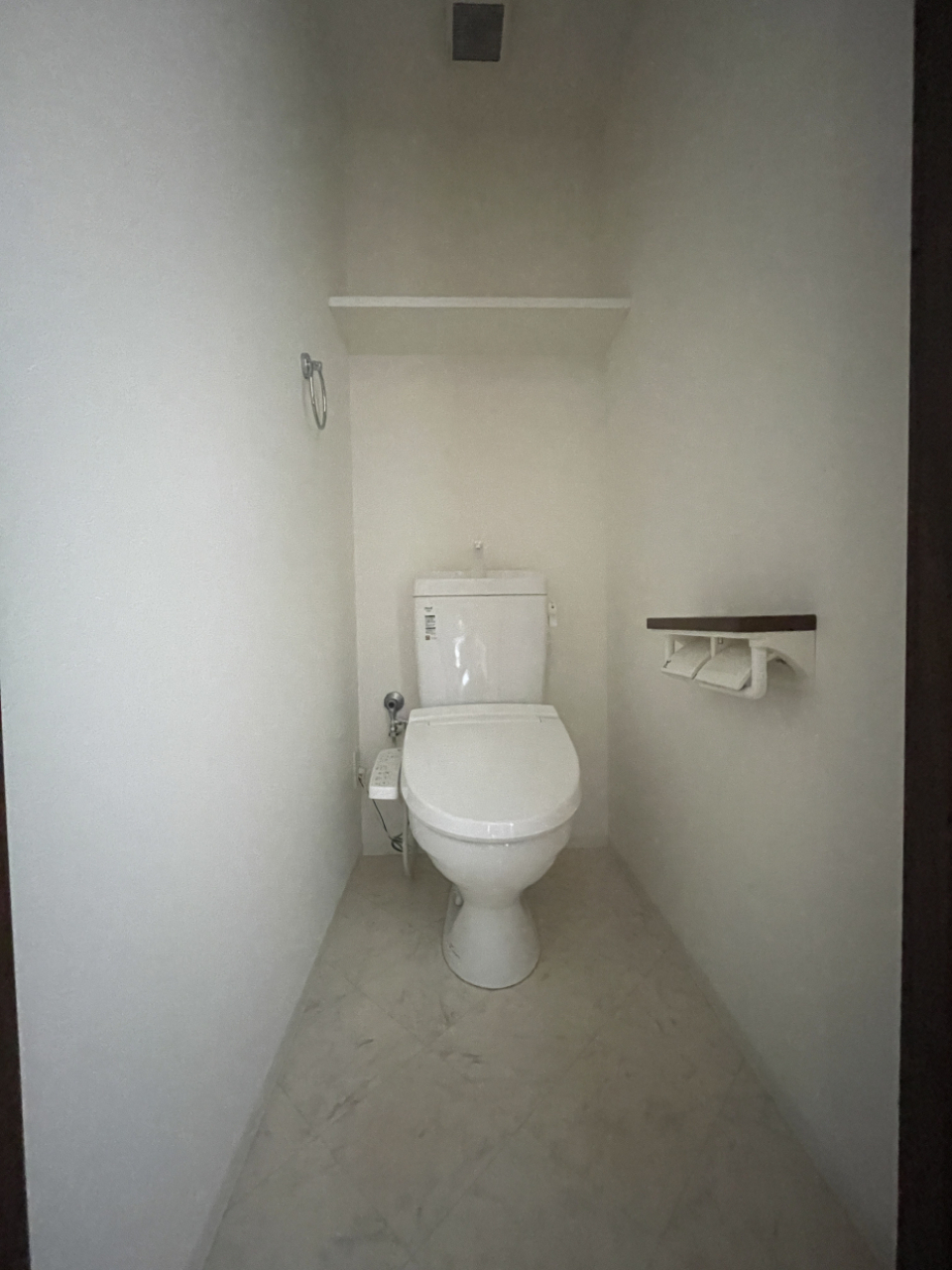 トイレには棚付き。