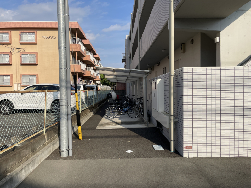 駐輪場も屋根付きで。