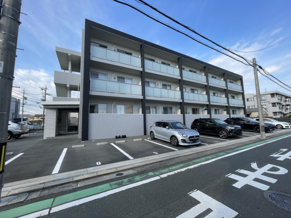 南側は一通道路です。