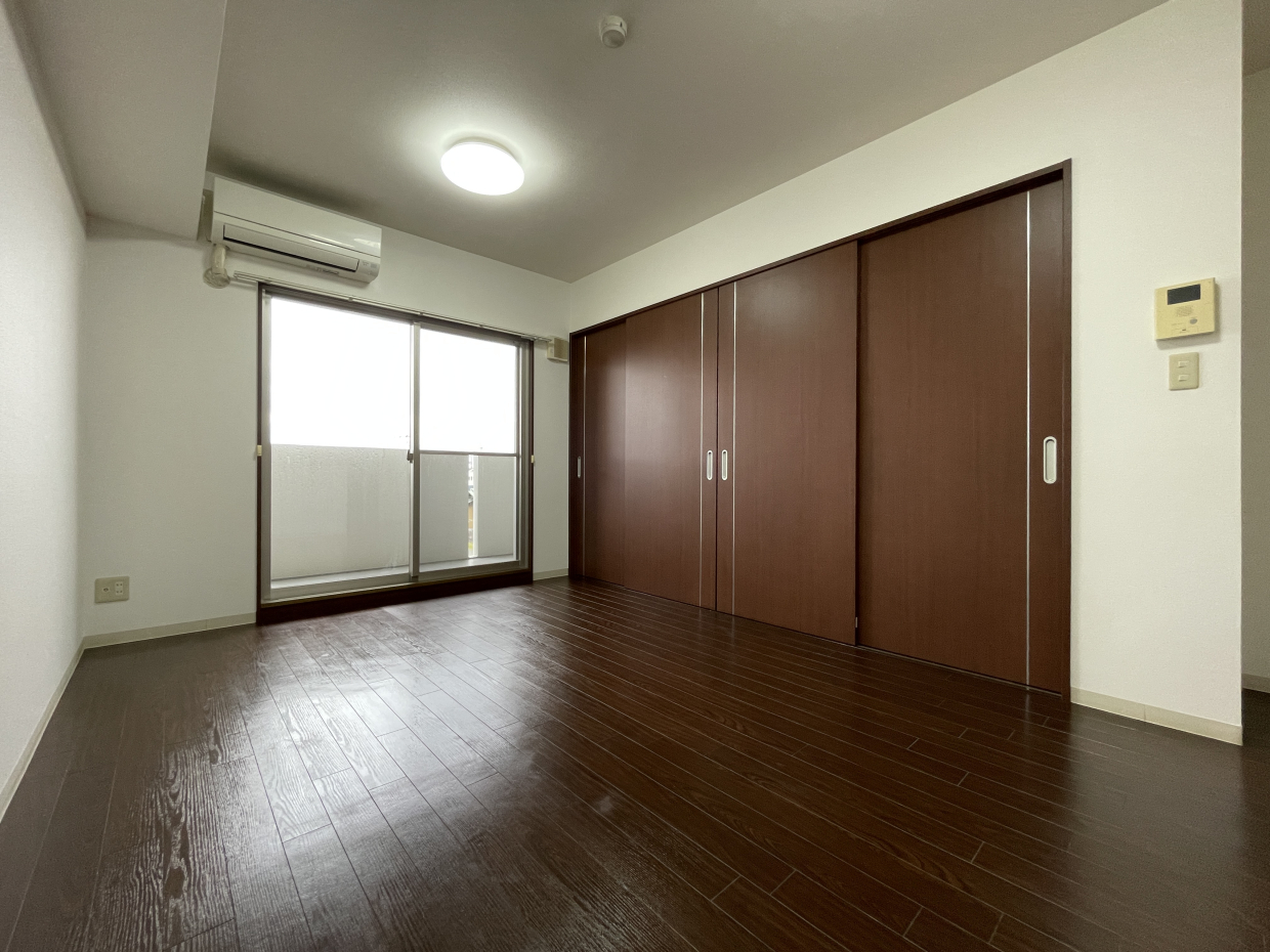深みのあるウッドがかっこいい2LDK