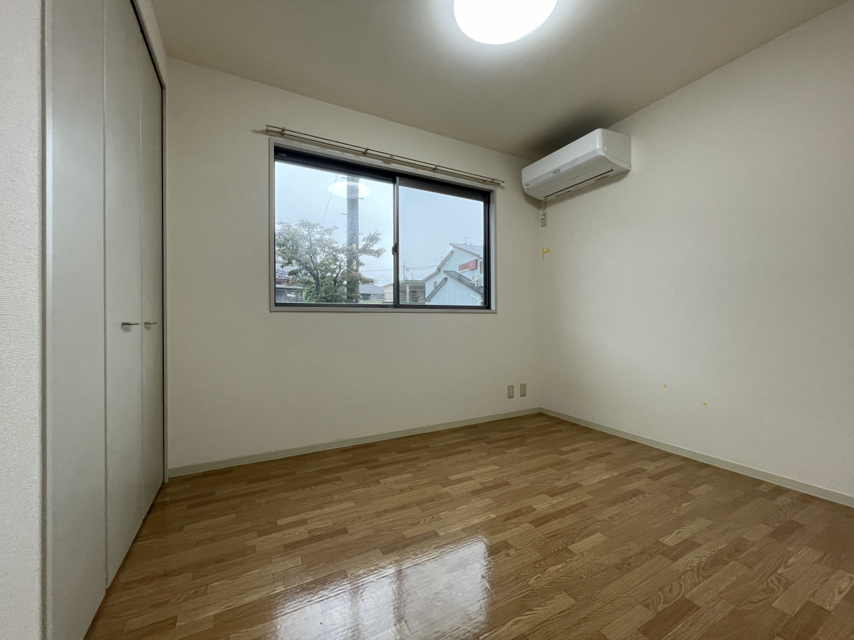 エアコン付きです、寝室にいいですね