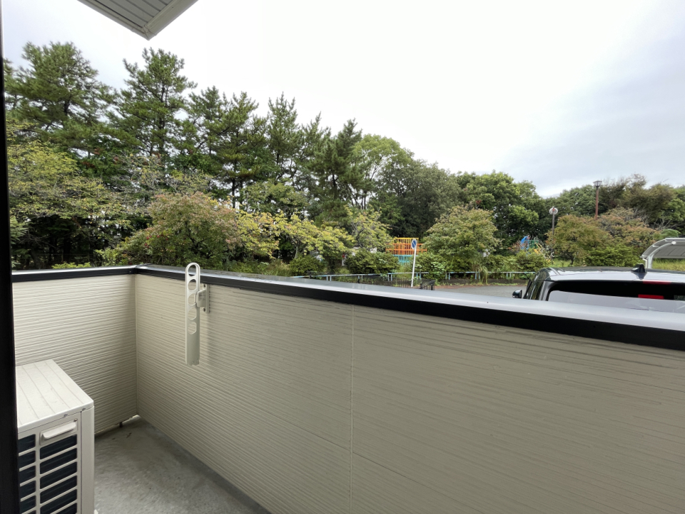 公園のすぐお隣なので緑が覗きます