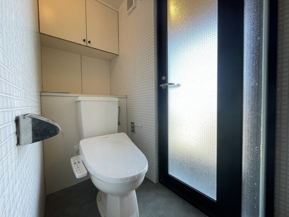 トイレはバスルームと同室。