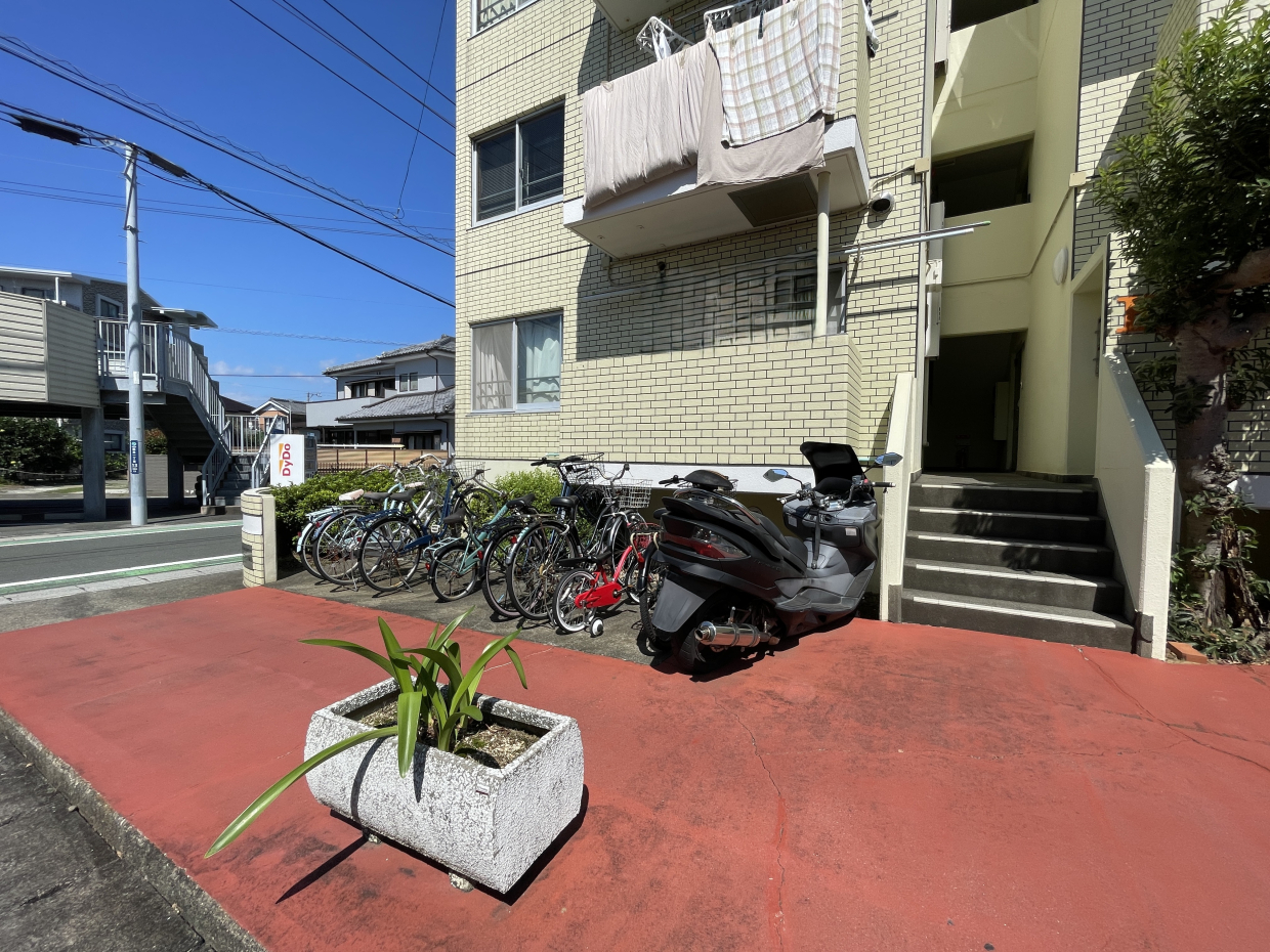 駐輪スペースも敷地内ゴミ置き場もありますよ◎