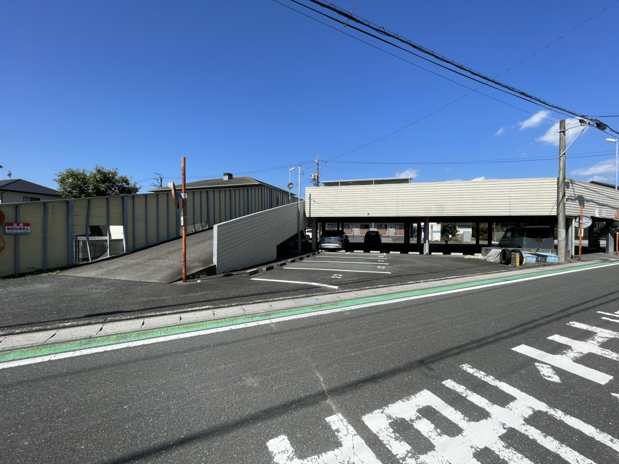 駐輪スペースは道路を挟んだ向かい側でした