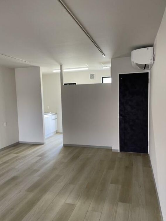 店舗奥にトイレと水場。