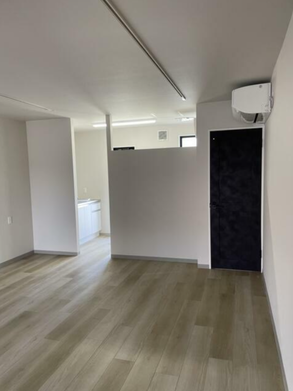 店舗奥にトイレと水場。