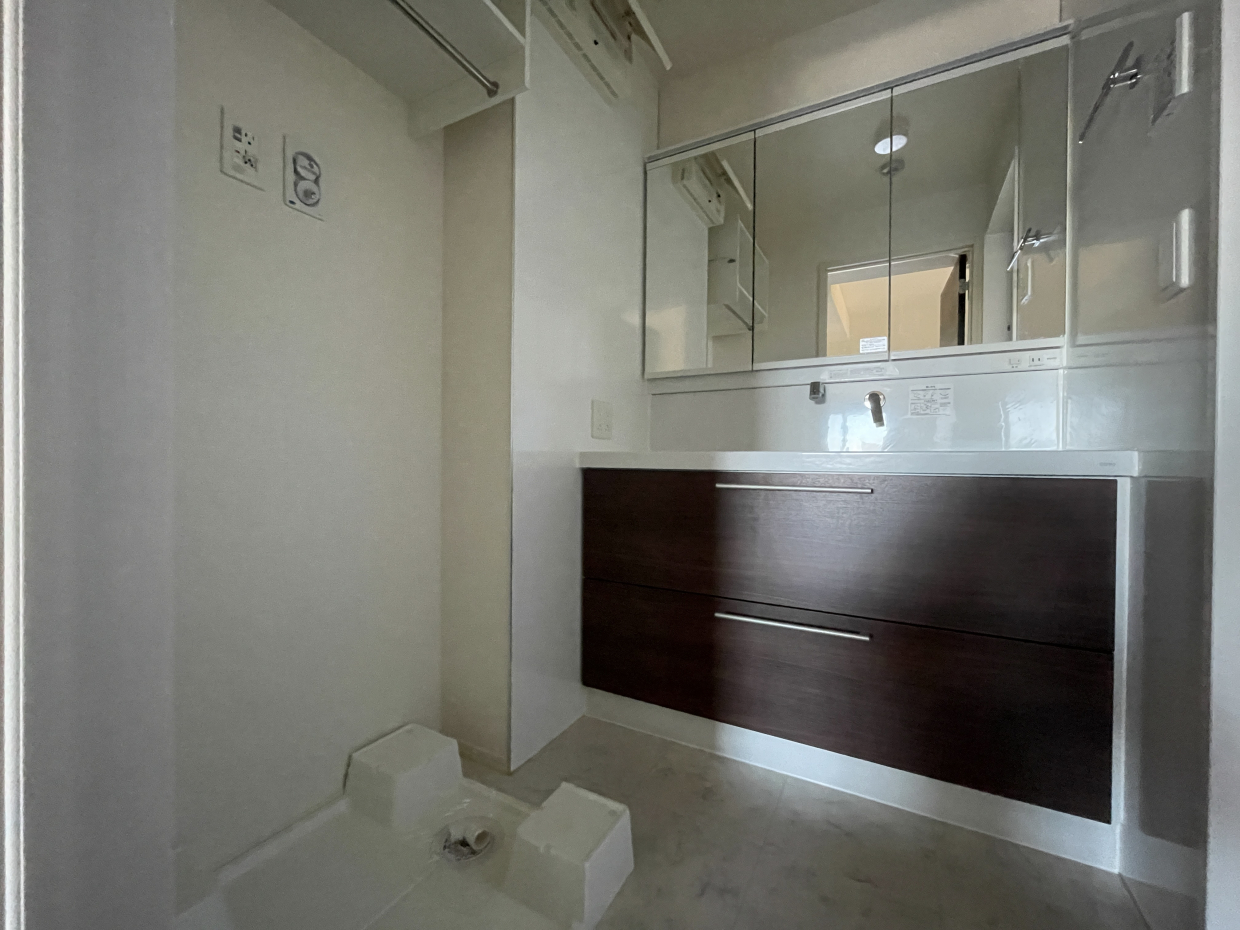 3面鏡付きの独立洗面台