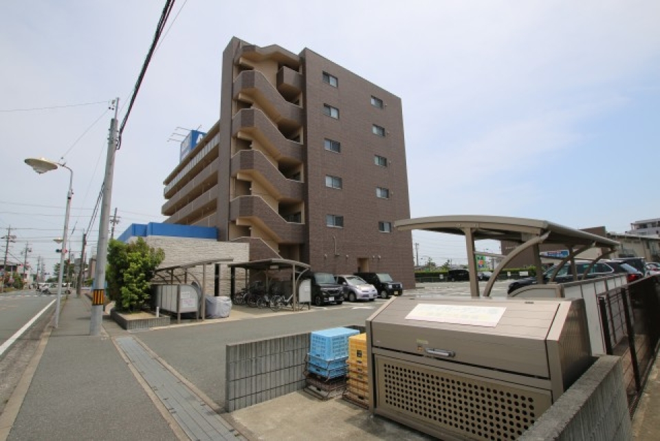 専用駐輪場とごみ置き場