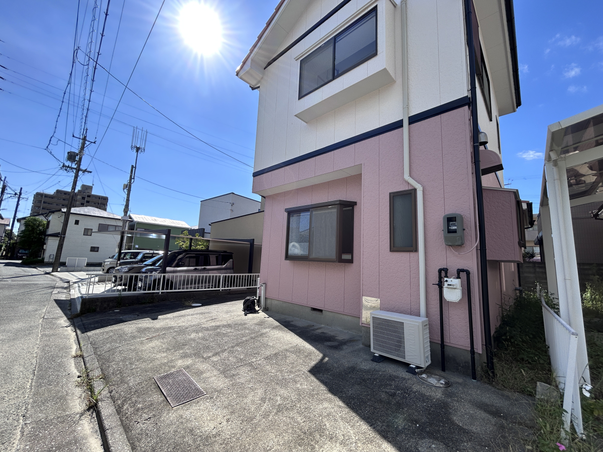 車は建物前。大きい車はご注意ください！