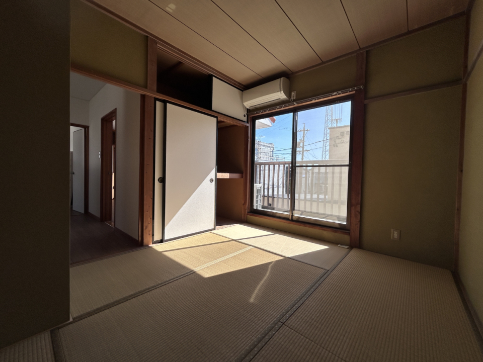3部屋目は5.5帖の和室。バルコニーに出られます。