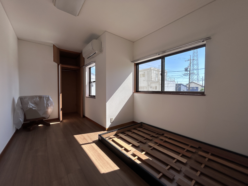 南向きの7帖のお部屋。こちらも収納あり。