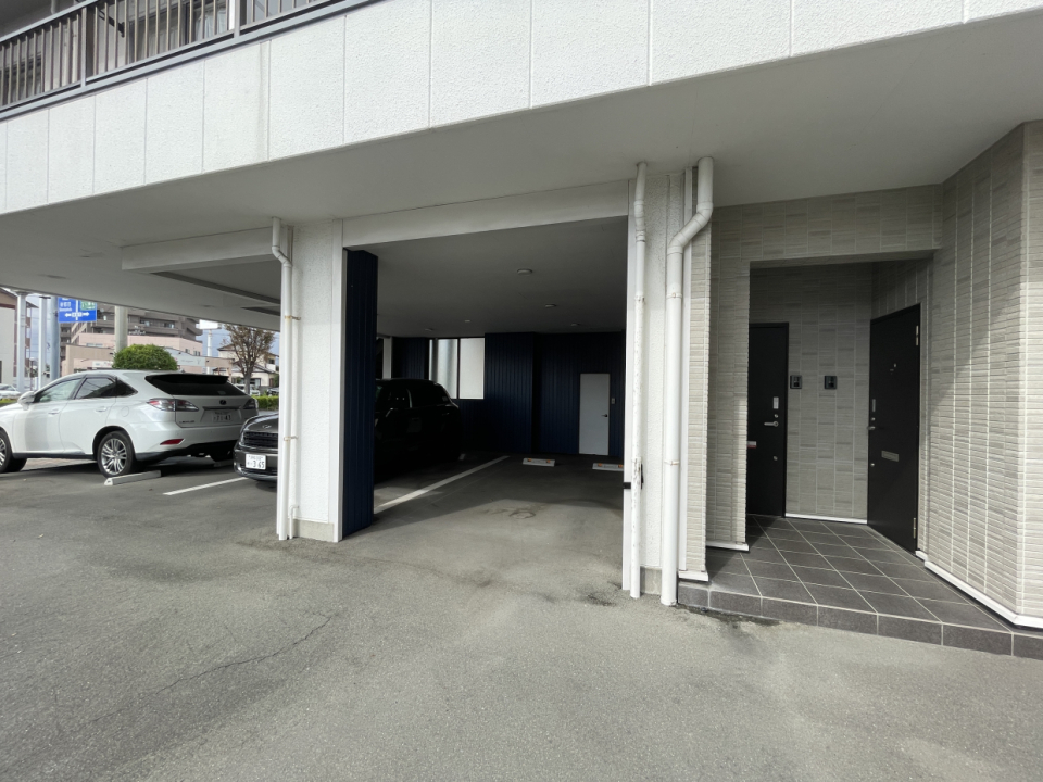 柱があるので少し停めづらいです…