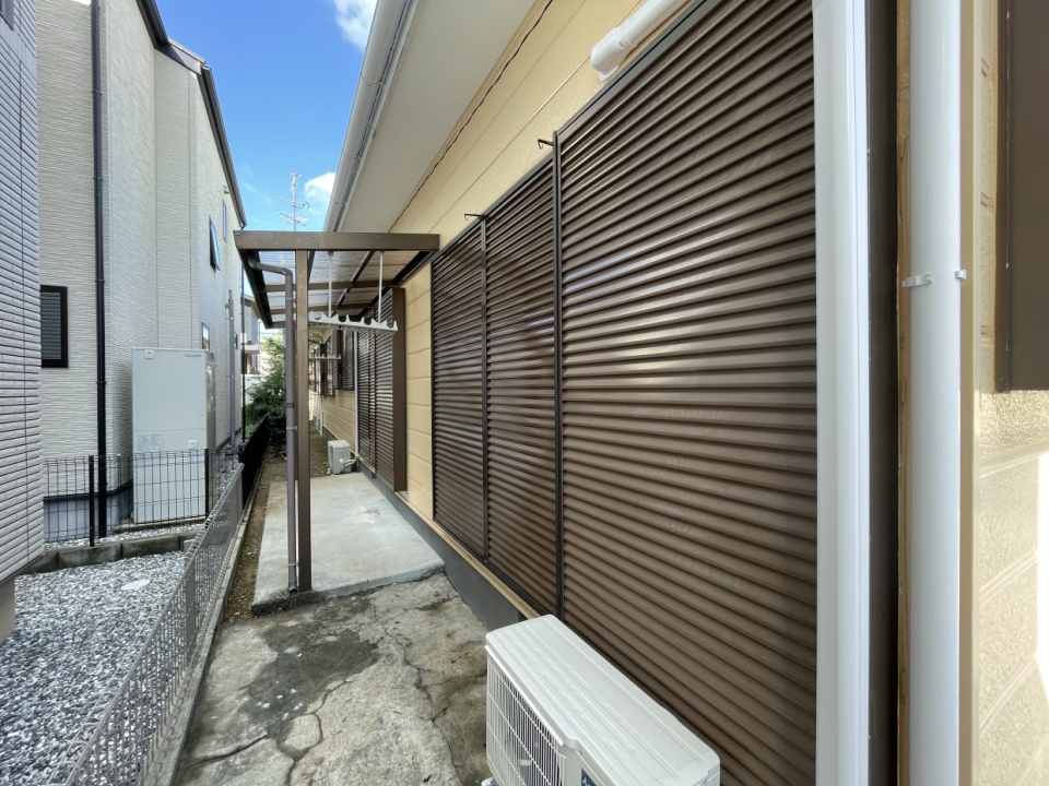洗濯物は建物サイドで干せます◎ただ、シャッターが横収納なので使いずらそう…
