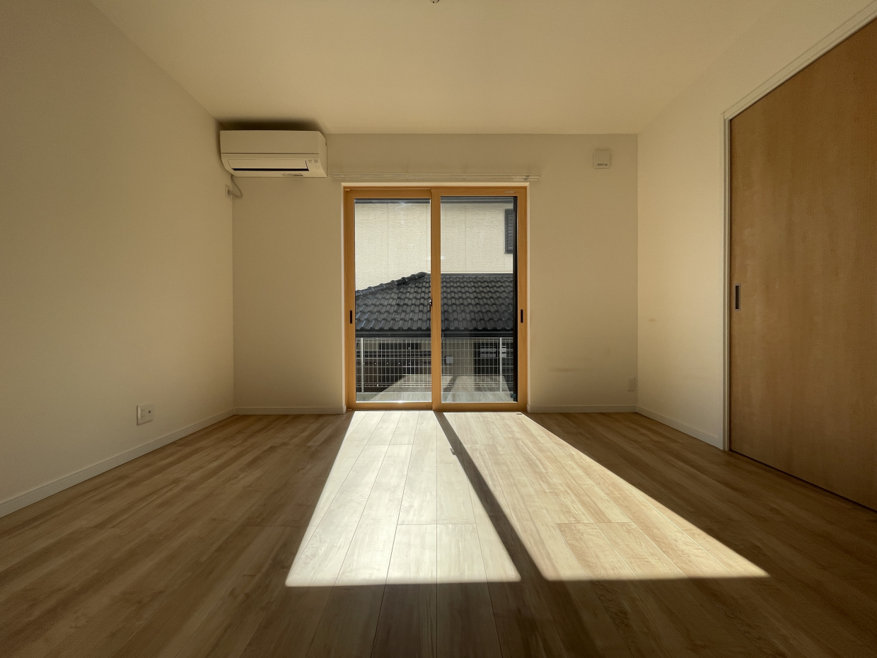 太陽が差し込む明るいお部屋です◎