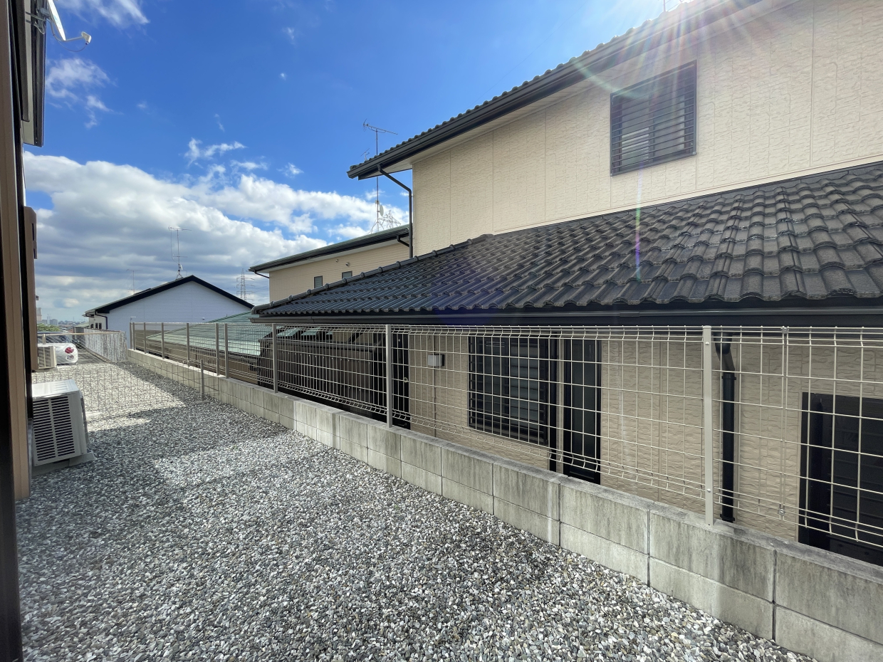 このちょっとしたお庭で遊ばせよ！