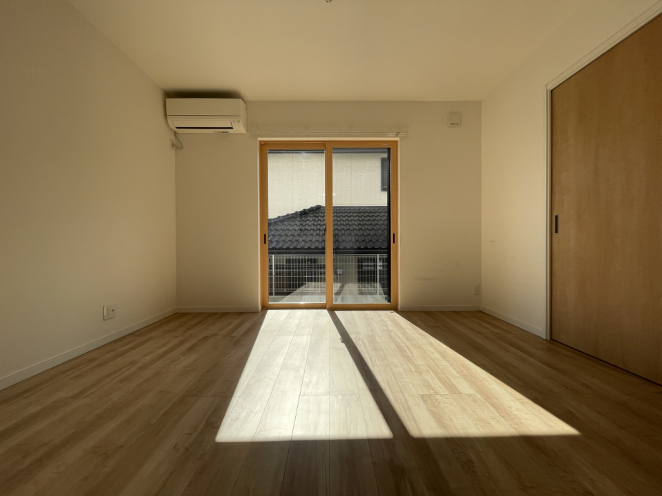 太陽が差し込む明るいお部屋です◎