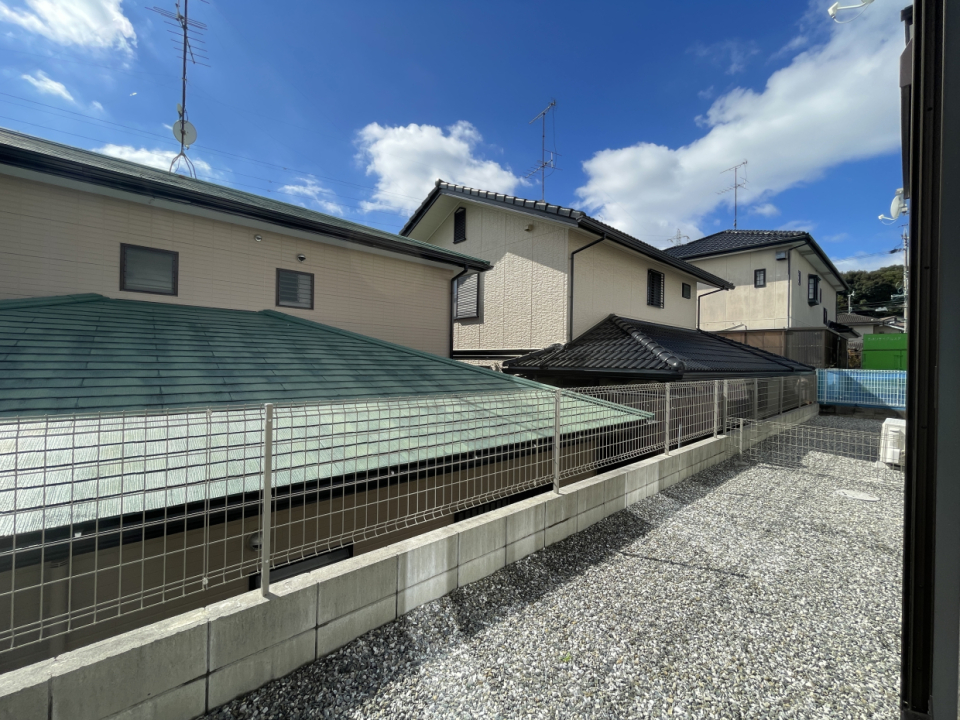 このちょっとしたお庭で遊ばせよ！