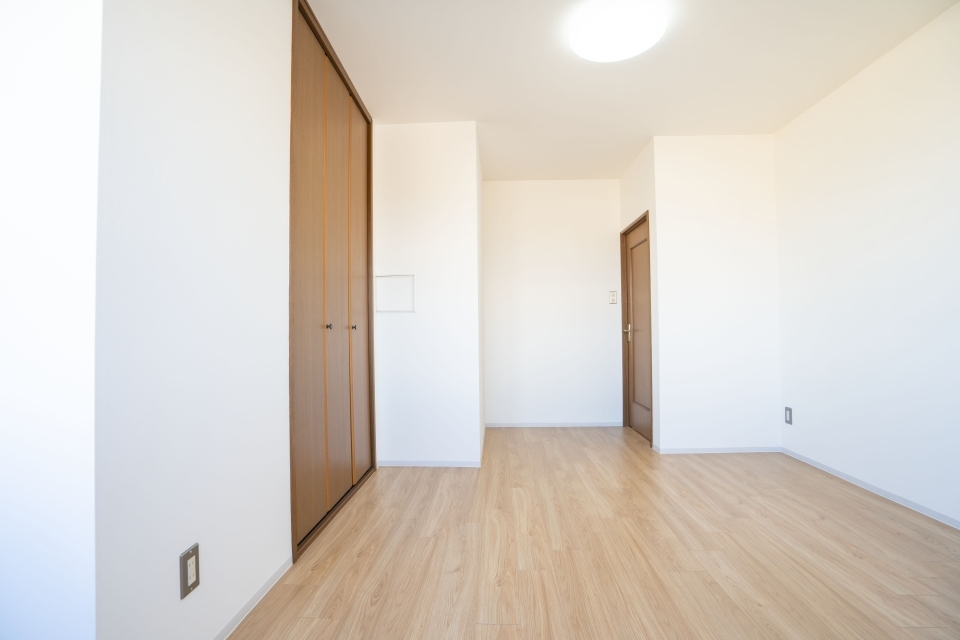 北東の洋室です。たっぷり収納できるお部屋です。