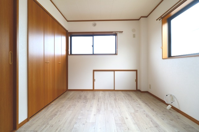2階6帖の寝室には充実の収納スペース♪スッキリとした空間でゆとりのプライベートタイムを(*^^*)