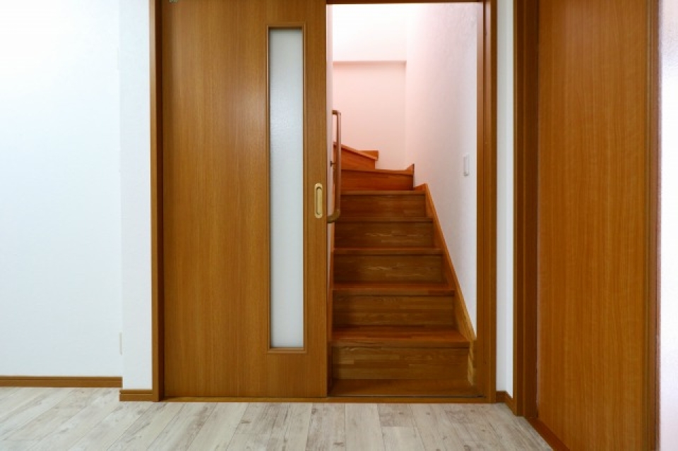 階段の前に扉が！2階上がった空間をそのままお部屋として使用できます！