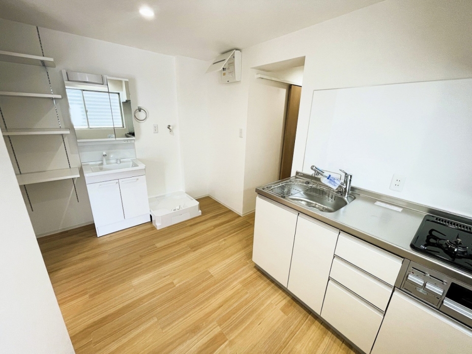 奥にはトイレとお風呂があります。水回りはこの部屋で完結。