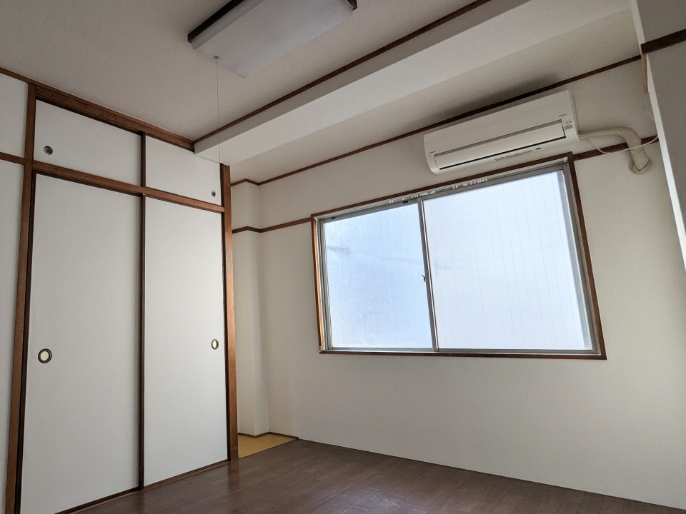 洋室に収納・天袋があり便利です。