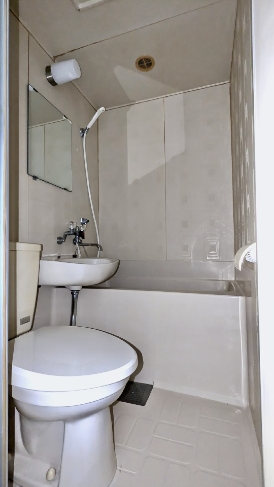 お風呂とトイレは一緒の3点ユニットタイプです。