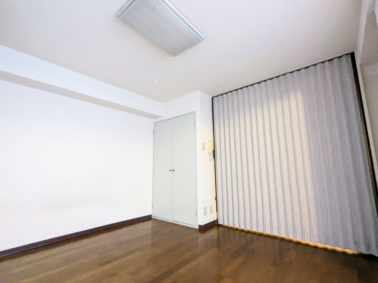 内装は白色が基調のお部屋です。