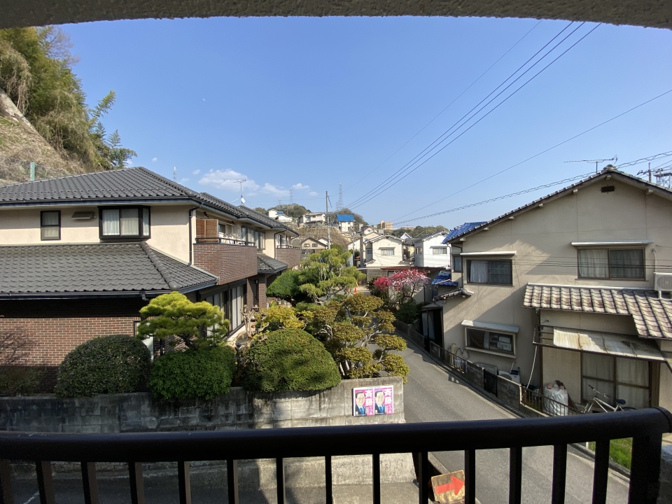 朝日が気持ちい東向きのバルコニー。近所には公園もあります