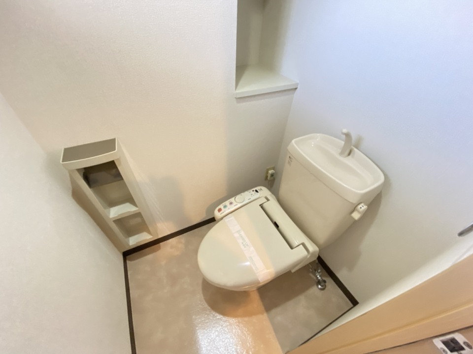 トイレのデッドスペースもしっかり収納を作られています。