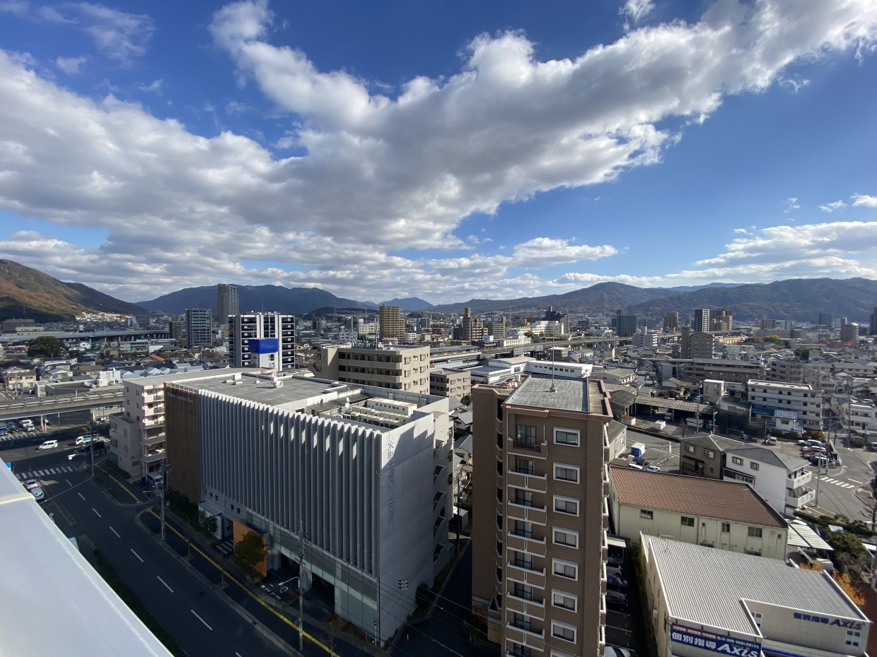 最寄り駅の大町駅まで徒歩3分。アクセスに優れた立地です