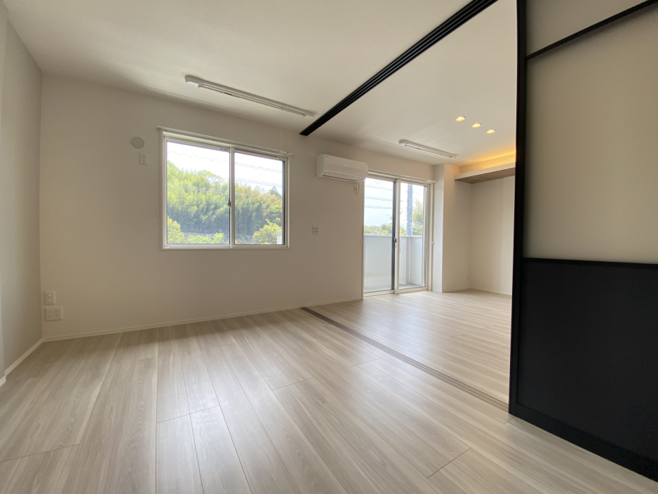 この柔らかな空間にキッチンといい、建具といい、引き締まった印象がピタッとハマっていますね。