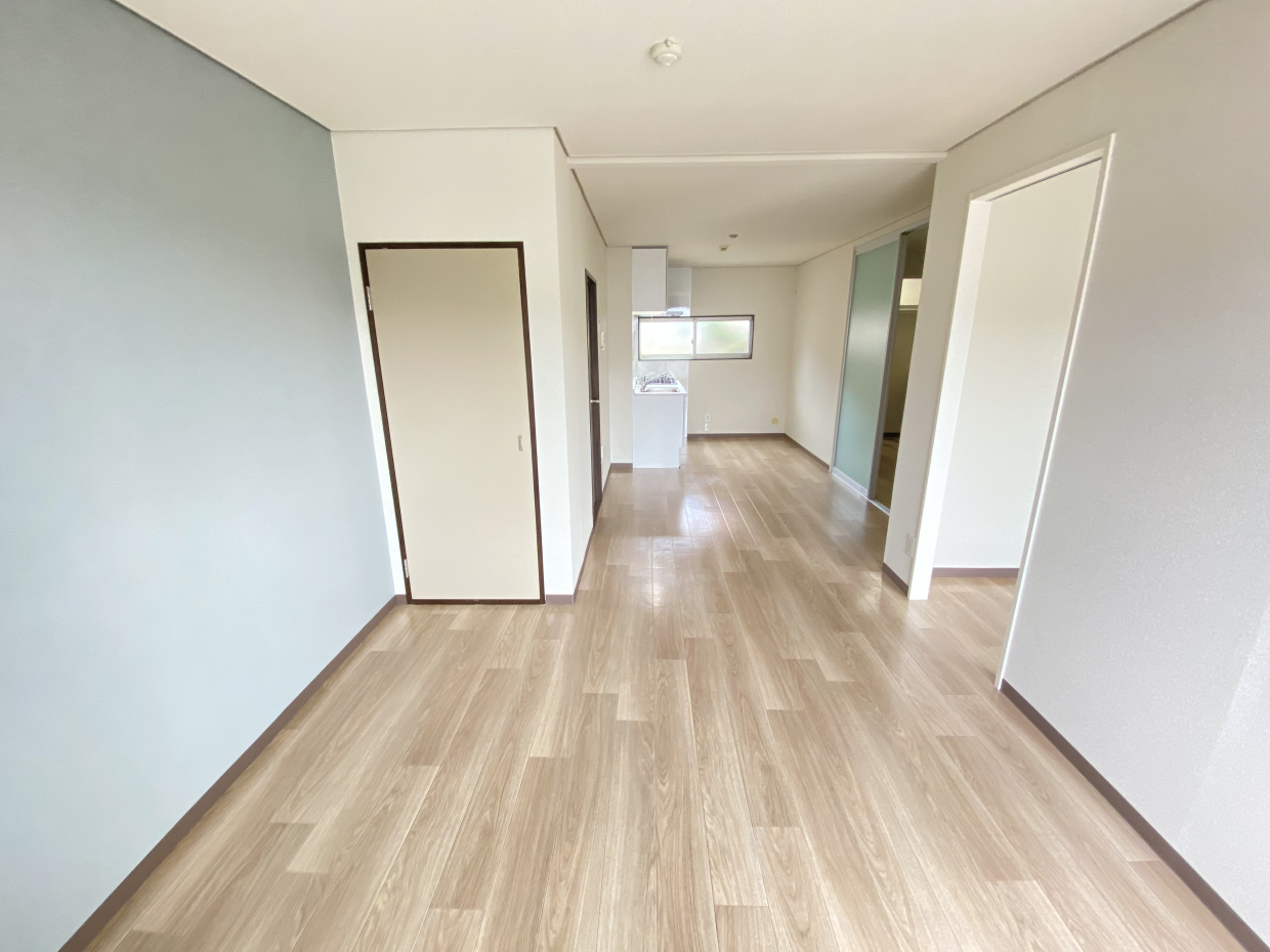アースカラーのアクセントクロスが柔らかい印象を与えてくれる