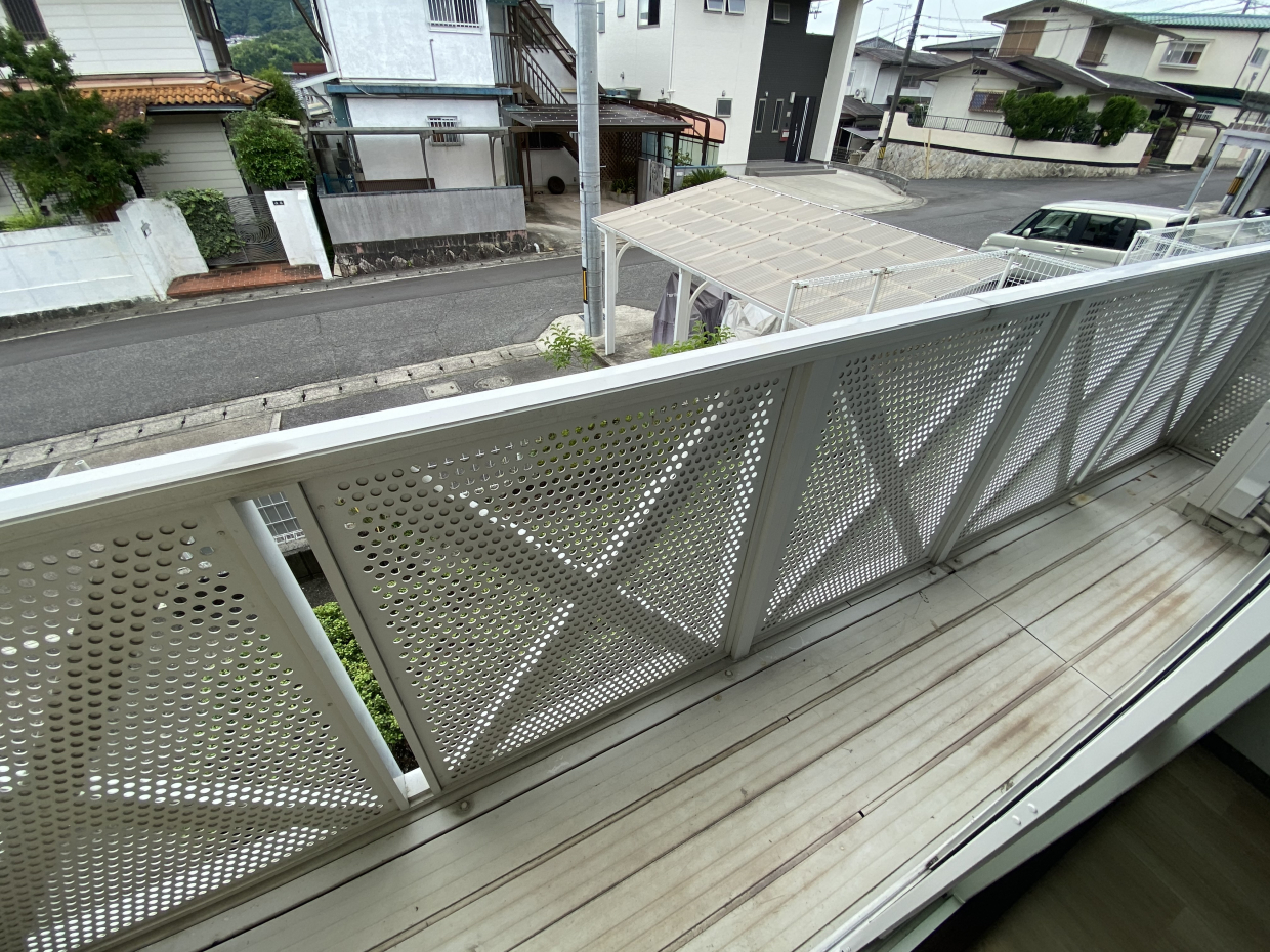 南向きのロングバルコニー。
1階だけど前面道路より高い位置で目線が気になりにくい