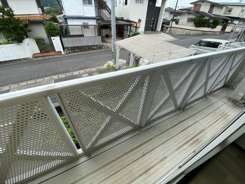 南向きのロングバルコニー。
1階だけど前面道路より高い位置で目線が気になりにくい