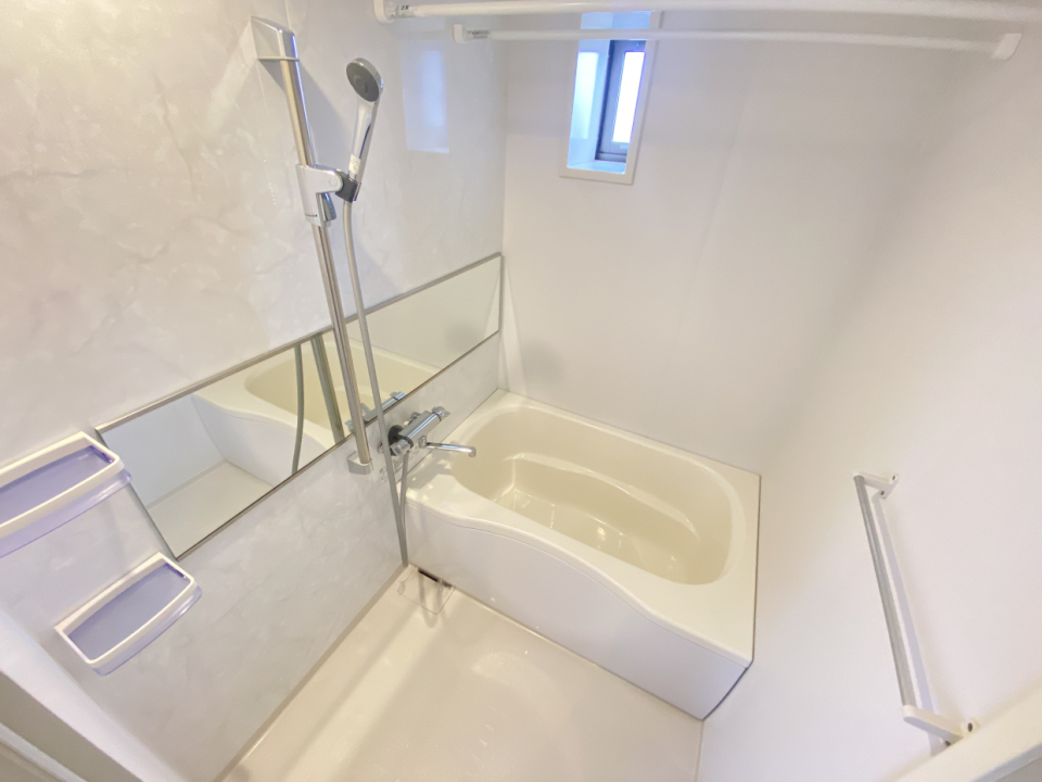 横長ミラーと小窓のバスルーム