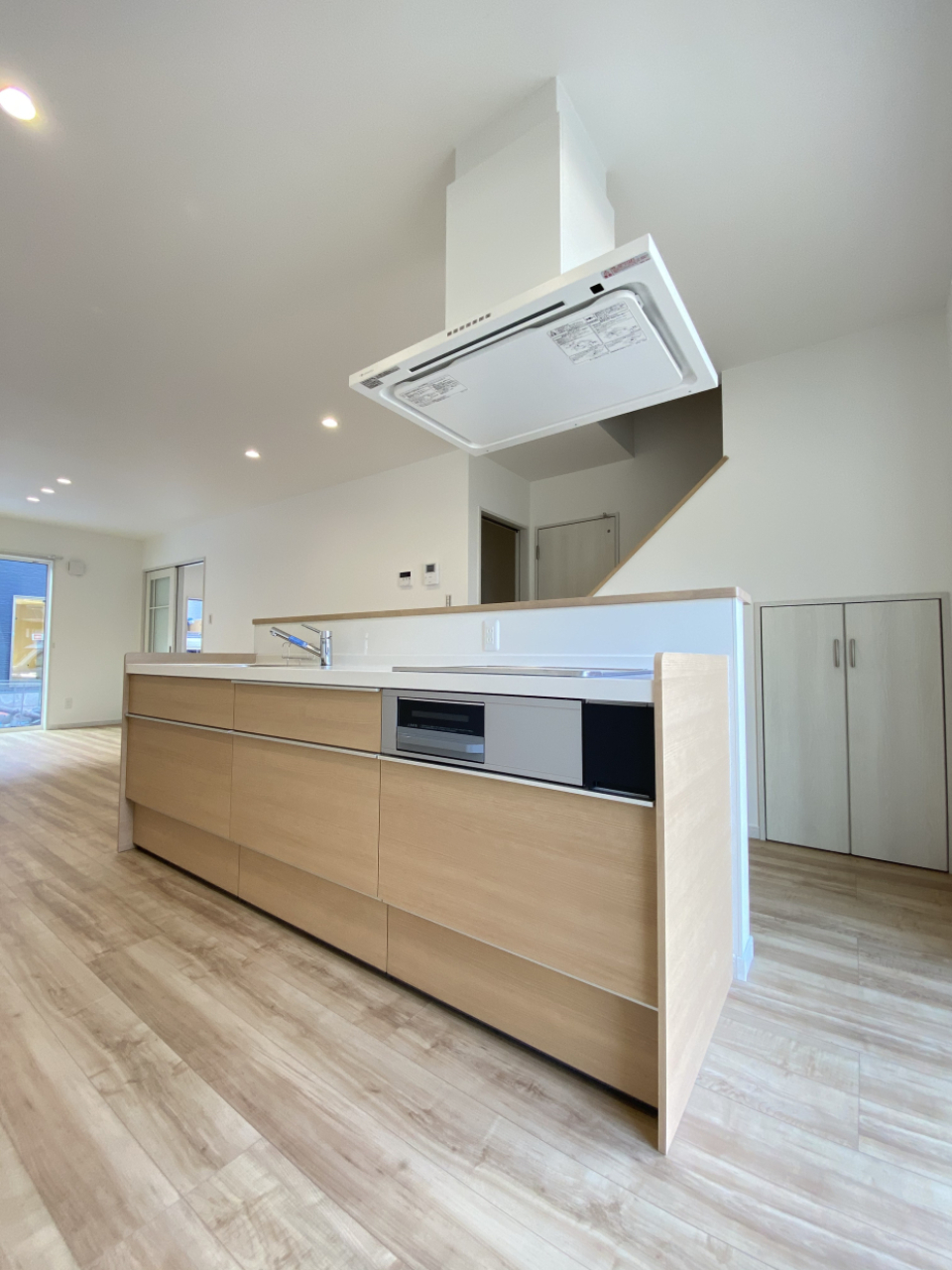 広々リビングにどっしりとアイランド