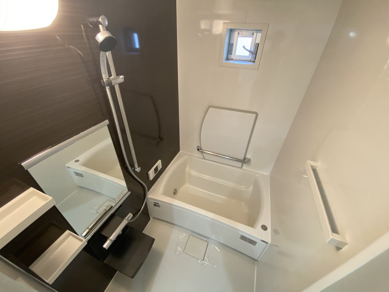 小窓付きバスルーム